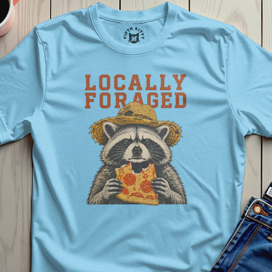 Light blue t-shirt with a raccoon wearing a straw hat eating pizza.
